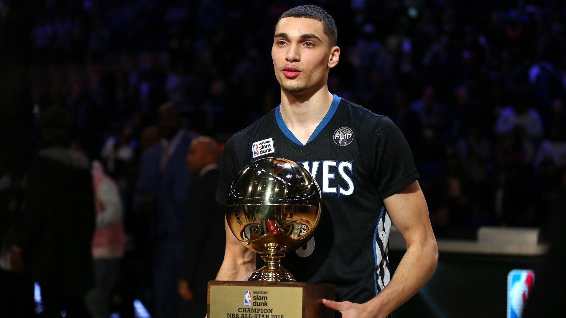 一夜2签1裁!湖人伤情更新遭遇误判争议,勇士陷小麻烦,湖人受伤